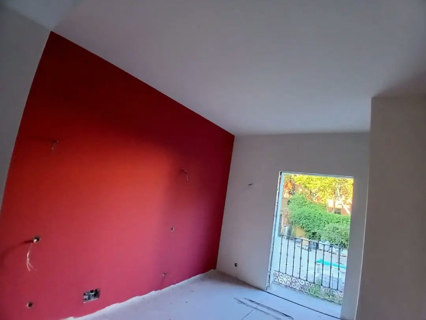 Dormitorio reformado con pintura y ventanas nuevas